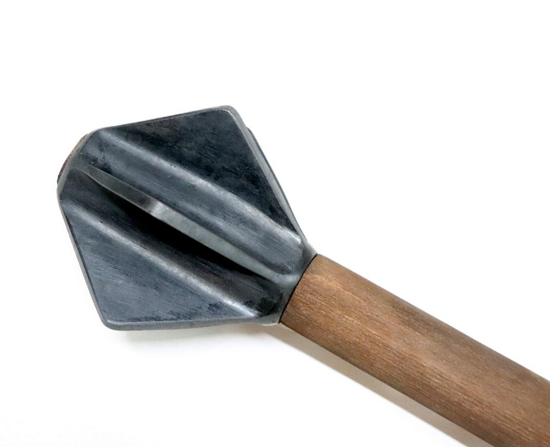 Lamelový palcát s dřevěným topůrkem