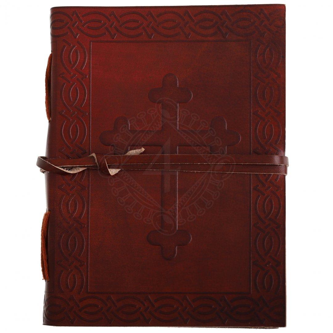Kožená kniha s křížem na kožených deskách