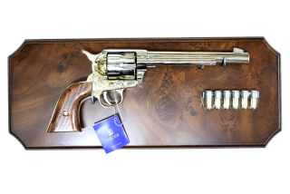 Revolver "Peacemaker" 1873 na desce 