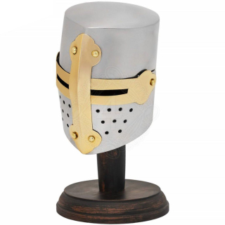 Miniatura přilby Křížák hrncová helma s dřevěným stojanem