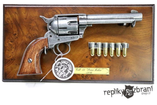 Revolver na desce s náboji